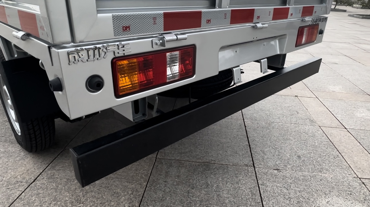 1695627068788450.jpg 2024斑马货箱尾部防护.jpg